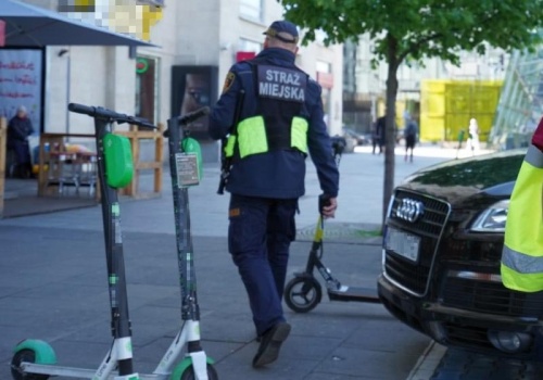 Straż miejska sprząta hulajnogi prywatnych firm. Koszty ponosi podatnik