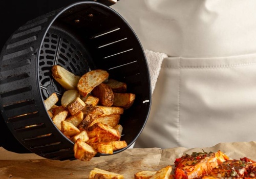 Przez jeden błąd dania z airfryera mogą być szkodliwe. Onkolog wyjaśnia