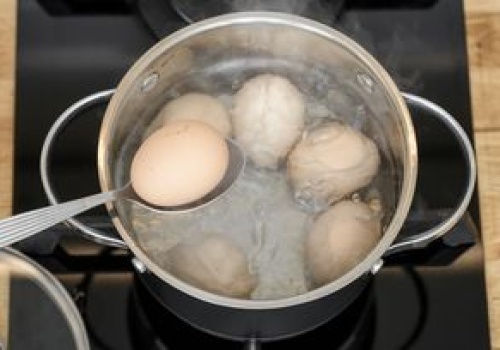 To najgorszy sposób gotowania jajek. Wyglądają obrzydliwie i tracą wartości odżywcze