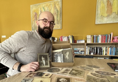 Damian Kruczkowski zbiera ludzkie historie. Dwa pudełka pełne przeszłości