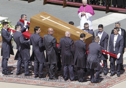 Zmarł w Wielkanocny Poniedziałek. Świat pogrążył się w żałobie. To już rok, jak pożegnaliśmy papieża Franciszka