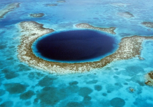 Naukowcy przewiercili się przez Wielką Błękitną Dziurę w Belize. Najnowsze dane niepokoją