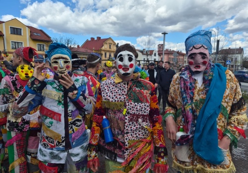 Wilamowice w słońcu, panny w wodzie. Śmiergusty 2026 przyciągnęły tłumy