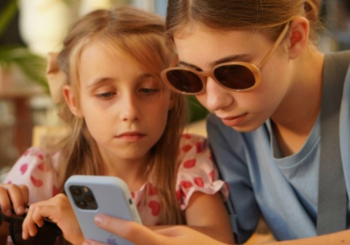 Nigdy nie jest za późno na limity ekranowe. 4 sposoby na ich wprowadzenie niezależnie od wieku