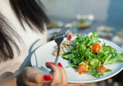 Skoki cukru i senność po posiłku? Kolejność jedzenia może przegonić objawy
