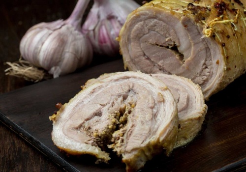 Rolada z karkówki z boczkiem i ogórkiem. Tradycyjny przepis krok po kroku