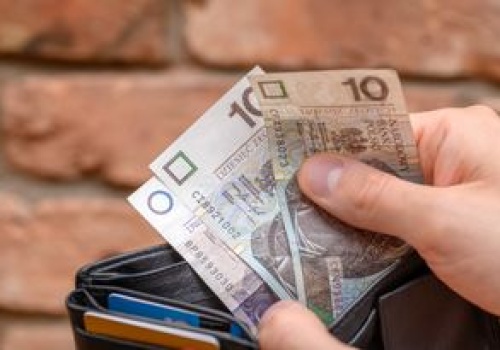 Ma niską emeryturę, chce od syna 500 zł miesięcznie. Jest wyrok sądu