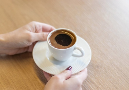 Pijesz kawę po tej godzinie? Możesz nie czuć, ale mózg zapłaci wysoką cenę