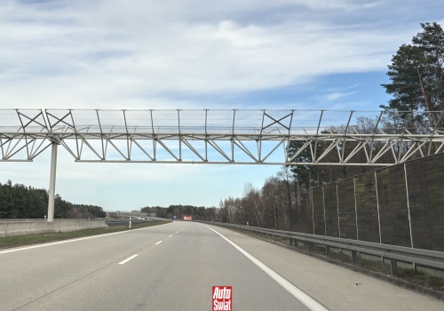 Nietypowe bramownice nad niektórymi drogami. Po co je zamontowano?