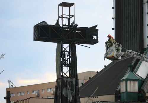 Działacze KO odcinają się od byłej członkini. Powodem reakcja na pożar krzyża w Warszawie