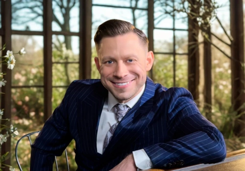 Paweł Jasionowski z Masters pozuje z bronią. Zdjęcie wzbudza emocje