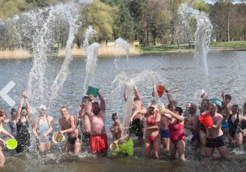 Bitwa na wiadra zakończyła sezon morsowania! Mokry finał Lanego Poniedziałku na ostrowskich Piaskach