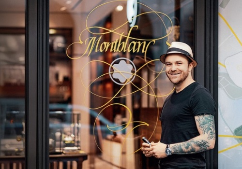 „Mija fascynacja sztuką robioną na tablecie, ludzie chcą ubrudzić sobie ręce”. Projektował wnętrza Pendolino i tramwaj dla Pesy. W Berlinie kaligrafuje dla luksusowej marki