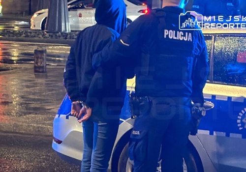 Brutalny atak młotkiem w tramwaju. Awantura pasażerów w centrum Warszawy. Mężczyzna został uderzony młotkiem w głowę. Dwie osoby zatrzymane