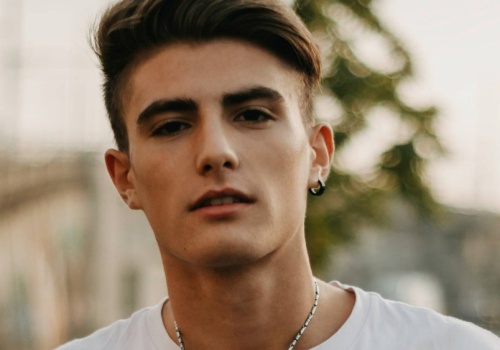 Nowy trend niszczy samoocenę chłopców. Lekarz ostrzega przed looksmaxxingiem