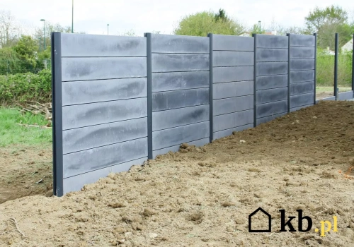 Betonowy mur 40 cm od okien i półmrok w domu. Czy to legalne?