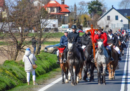 Racibórz-Sudół: wielkanocna procesja konna z tradycją i modlitwą o urodzaj