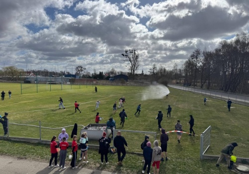 Wodne starcie w Trzebieży. Strażacy i mieszkańcy znów zmierzyli się w lany poniedziałek