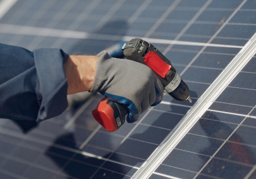 Gmina Żukowo postawiła na panele słoneczne. Urzędnicy: zużycie energii spadło o jedną trzecią