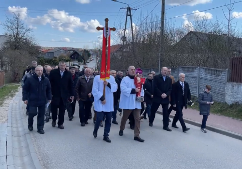 Suków: męska procesja Emaus od ok. stu lat wychodzi w Poniedziałek Wielkanocny