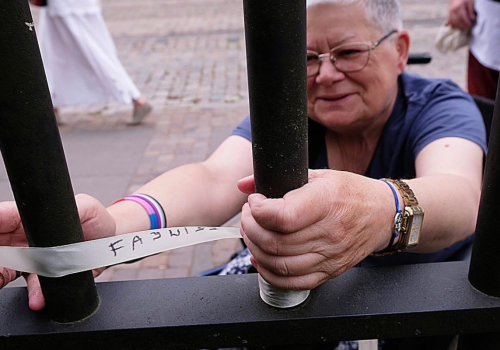 „No, żesz kurła!” Babcia Kasia żali się na sądy za rządów Tuska. A przecież tak gorąco ich wspierała…