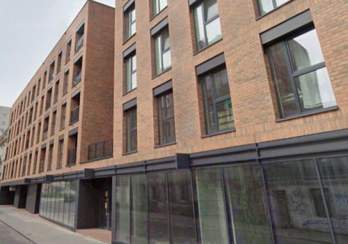 Ze skweru na Pradze obserwują blok, by znaleźć bogate mieszkania do włamania. Ułatwia im to brak latarni