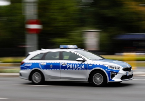 Chwile grozy w Opolu. Uderzył w budynek stacji paliw i uciekł. Trwa obława