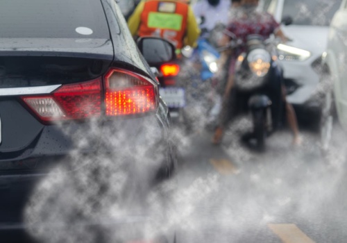 Kolor dymu z wydechu mówi więcej niż myślisz. Kierowcy ignorują ten sygnał i słono płacą