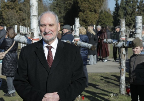 Pożar Krzyża Papieskiego w Warszawie. Macierewicz przedstawił własną teorię
