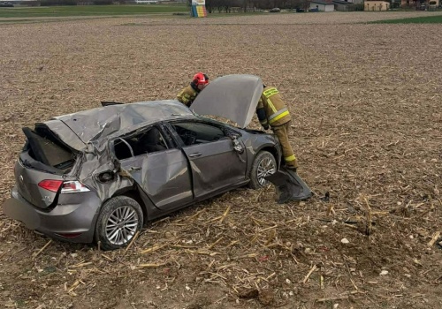 Dachowało osobowe auto. Nieprzytomny kierowca trafił do szpitala