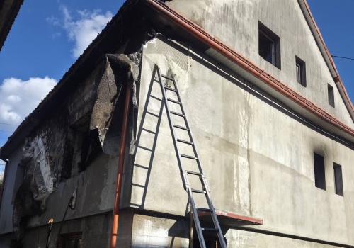 Dwie osoby poszkodowane w pożarze domu