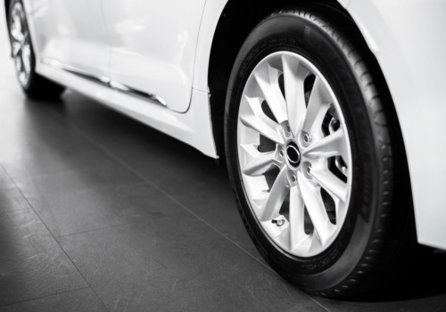 Te opony wybierają kierowcy na lato. Różnice w hamowaniu mogą zaskoczyć