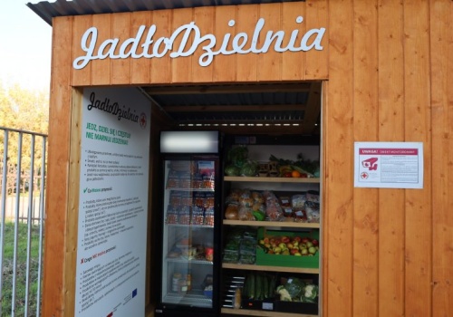 Święta dobiegają końca, a lodówki wciąż pełne jedzenia. Zamiast wyrzucać, warto zostawić w jadłodzielni