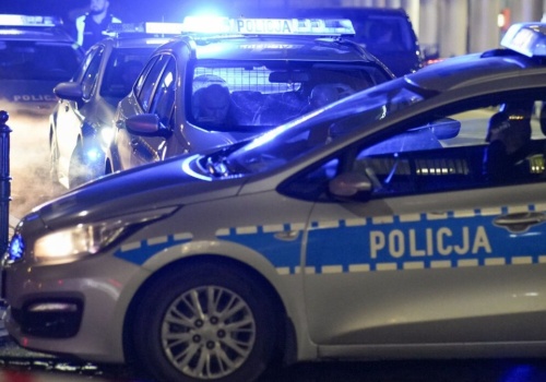 Wjechał w budynek stacji paliw i uciekł. Trwa obława