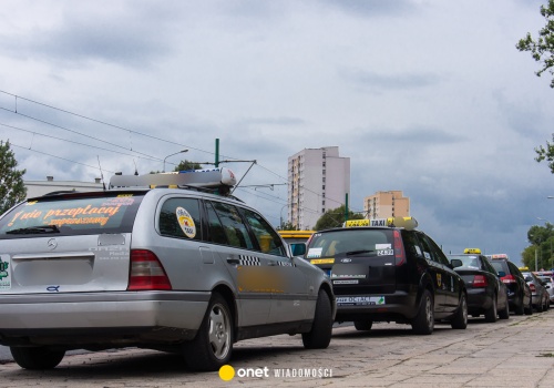 Tamara jeździ w Polsce na taksówce. 