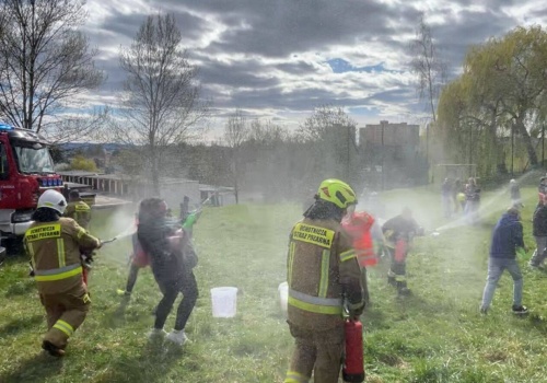 Cieszyn: Wielkie lanie na os. Piastowskim, czyli ponad tysiąc balonów z wodą w ruchu | WIDEO, ZDJĘCIA