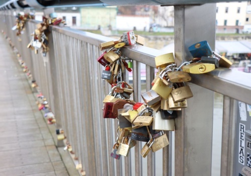 Zakochani wracają do starego zwyczaju. Kładka ojca Bernatka znów pełna kłódek