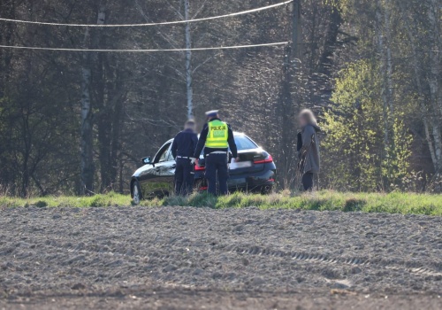 Z flaszką za pazuchą jechał wężykiem środkiem drogi. Przed policją uciekał po polach