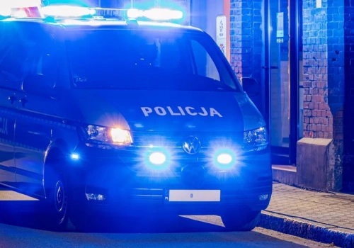 Dantejskie sceny w tramwaju. Senior raniony młotkiem w głowę