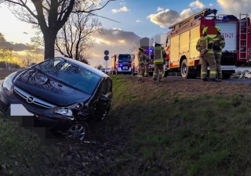 Kolizja zakończona w przydrożnym rowie