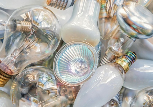 Tyle dopłacasz do prądu przez takie żarówki. Polacy nie zdają sobie sprawy, różnica jest kolosalna