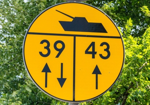 Zaskoczył mnie żółty znak drogowy z czołgiem. Nie wiedziałem, co oznacza