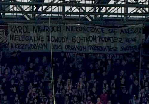 Kibice Wisły Kraków uderzyli w prezydenta Karola Nawrockiego. Wywiesili transparent