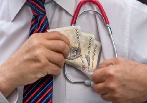 Pomagał uniknąć więzienia. Zarobił tak milion złotych