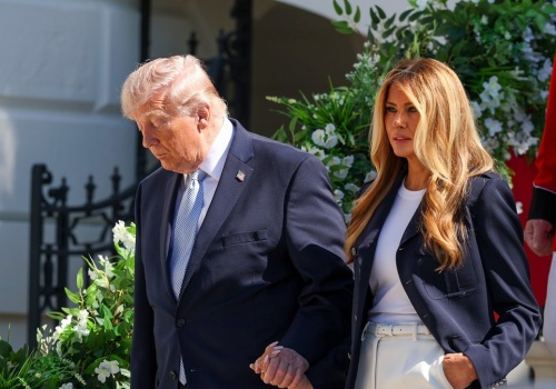 Melania Trump wyszła na ukwiecone schody i zachwyciła. To przyciąga uwagę