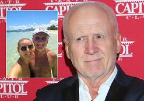 Rozgrzany słońcem Malicki w miłosnym uścisku z młodszą żoną. 67-latek zabawia się jak grecki bóg