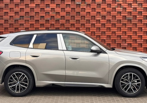 Klienci odkryli, że choć z nazwy jest mały, to ma 540 litrów bagażnika. SUV BMW prawie dogonił Toyotę Yaris