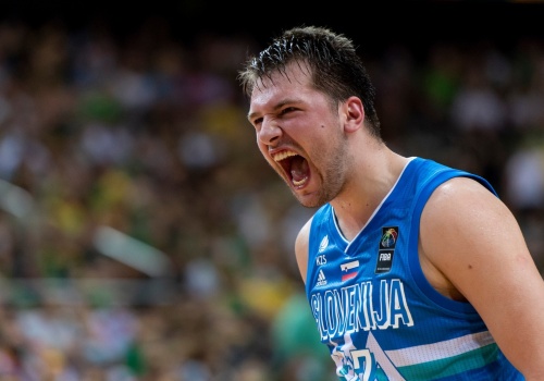 Luka Dončić podróżuje do Hiszpanii, by poddać się leczeniu ścięgna dwugłowego i wrócić na czas na play-offy NBA