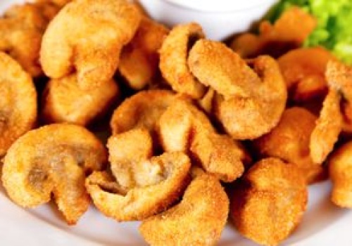 Oprószam pieczarki przed smażeniem. Nie puszczają wody i mają ładny złoty kolor