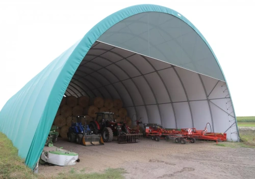 Rolnik musi rozbierać halę co pół roku. Absurd przepisów?